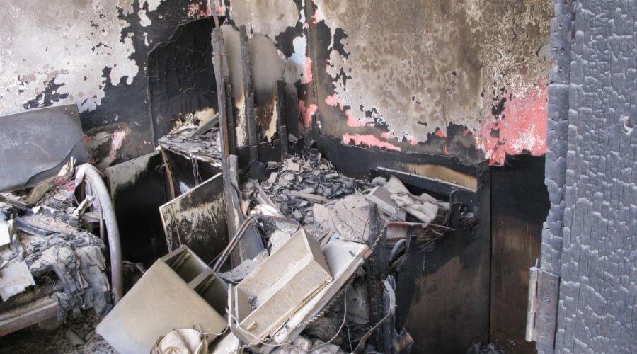 Why choose water damage restoration service for emergency water extraction services in Silver Spring